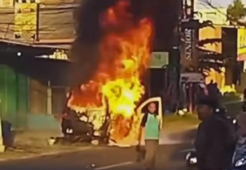 Sebuah Mobil di Turen Malang Terbakar saat Dikemudi, Bapak dan Anak Luka Bakar Serius