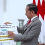 Jokowi Tunjukkan Aturan Presiden Boleh Kampanye dengan Bawa Kertas Besar: Jangan Ditarik Kemana-mana