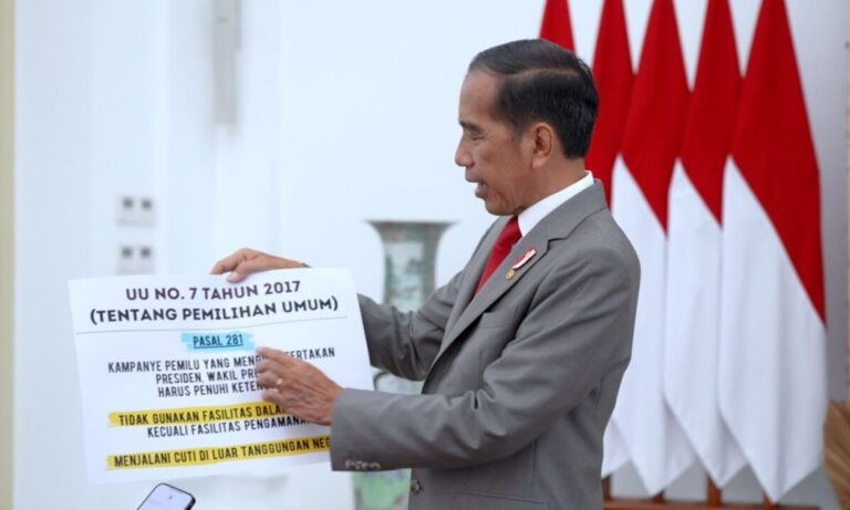 Jokowi Tunjukkan Aturan Presiden Boleh Kampanye dengan Bawa Kertas Besar: Jangan Ditarik Kemana-mana