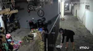 Pencuri Motor Terekam CCTV di Batu, Copot Sandal hingga Tinggalkan Sarung saat Beraksi