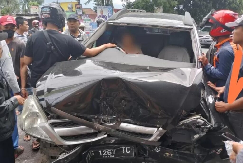 Seorang Pengendara Inova di Batu Meregang Nyawa Usai Srempet Motor, Melarikan Diri dan Tabrak Gapura