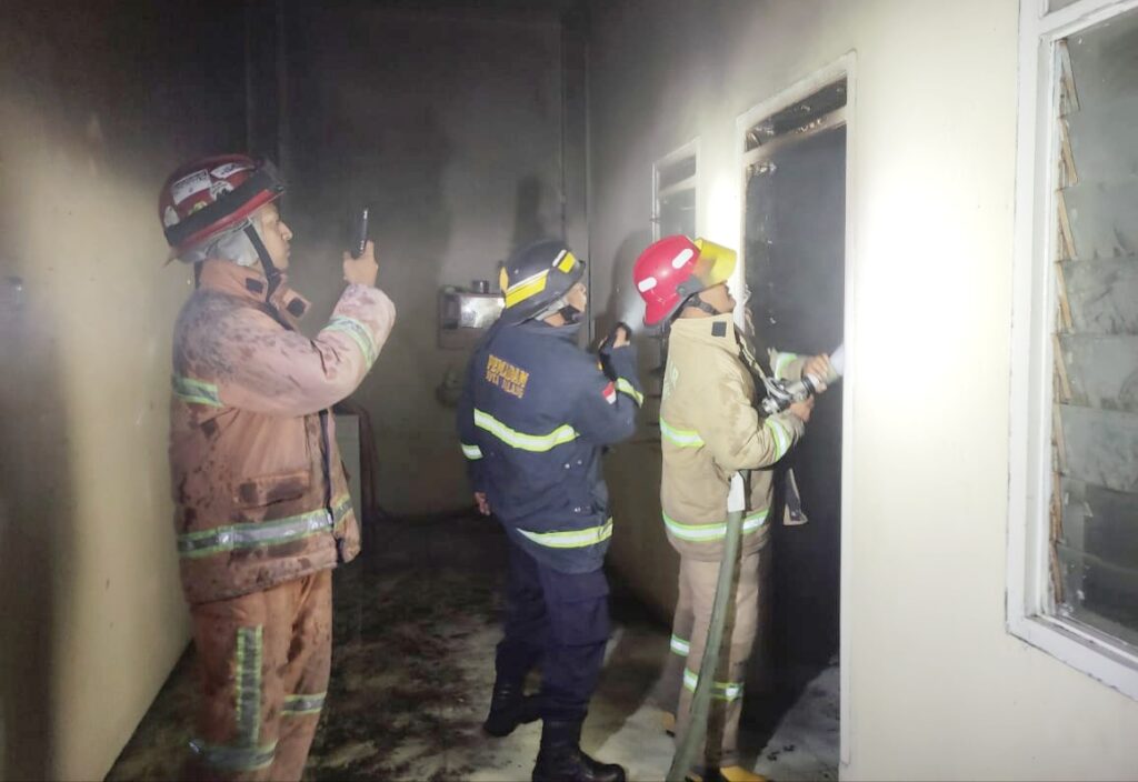 Rumah Warga di Kota Malang Terbakar Akibat Korsleting Stopkontak Listrik yang Ditaruh di Atas Kasur