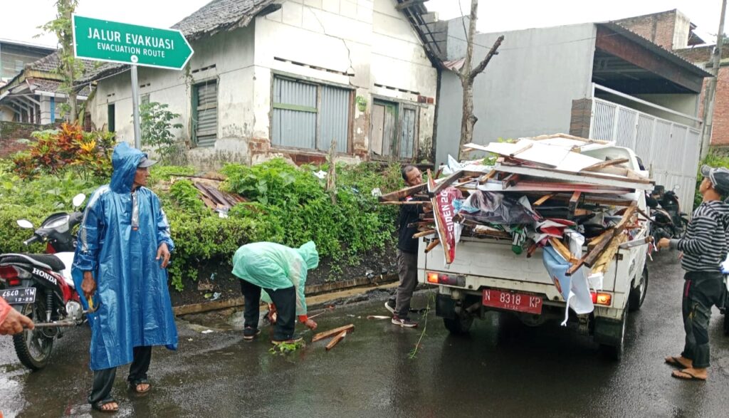 Tim Gabungan Terus Bergerak Melakukan Pencopotan APK di Kota Batu Jelang Coblosan Pemilu 2024