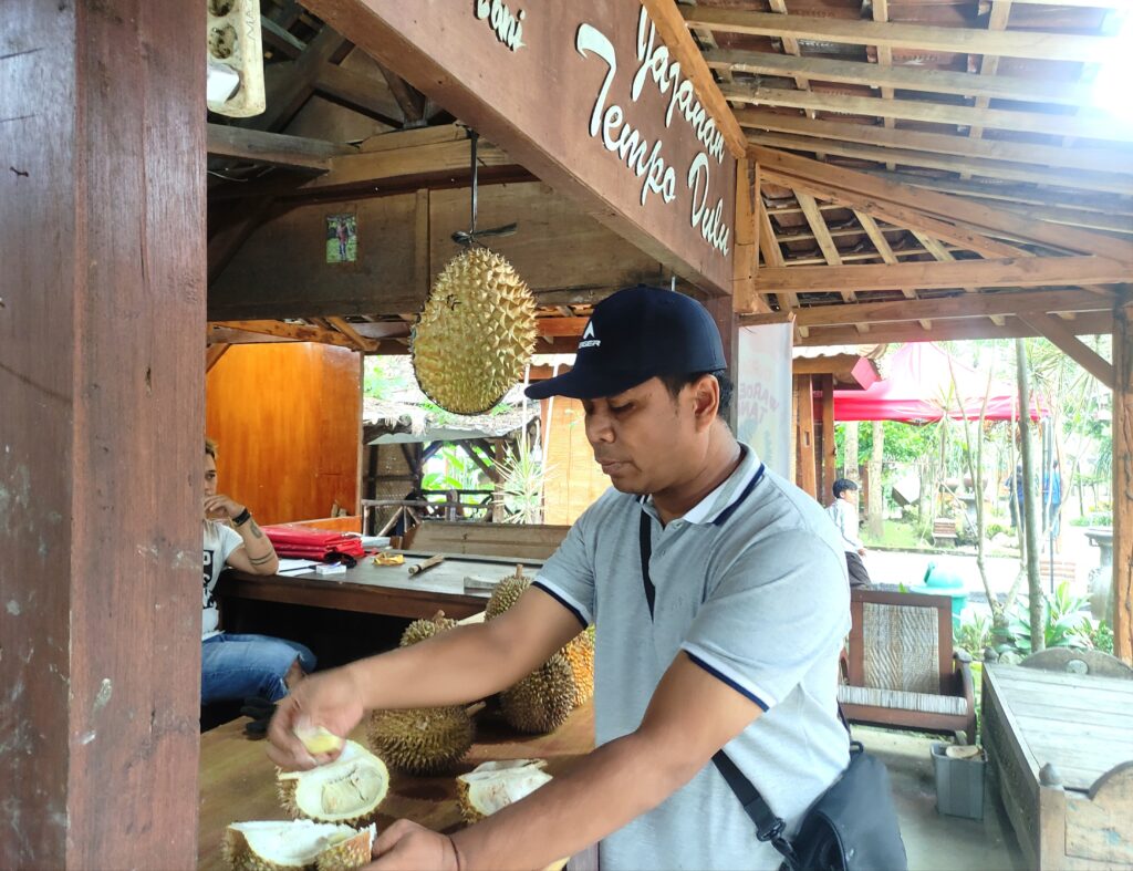Menikmati Makan Buah Durian Sekaligus Refreshing di Waroeng Tani Dau Malang