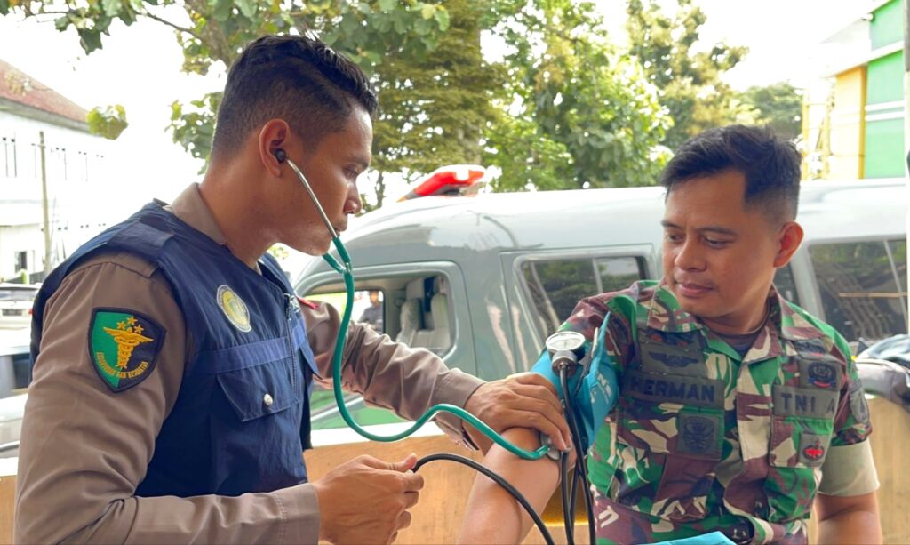 Cegah Kelelahan saat Rekapitulasi Suara Pemilu 2024, Polres Batu Cek Kesehatan Para Petugas Keamanan