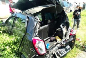 Mobil Ayla Ringsek Parah di Tabrak Kereta Api di Malang, Sopir Selamat