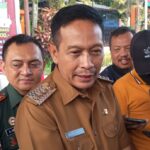 Pj Wali Kota Malang, Wahyu Hidayat saat takziah ke rumah Linmas yang meninggal dunia. (Foto: Istimewa)