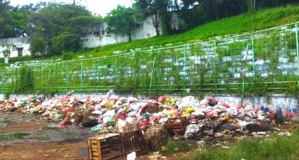 Soal Menumpuknya Sampah di Stadion Kota Batu, Pedagang Pasar Pagi Mengaku Kesulitan Buang Sampah