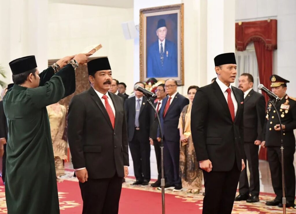Jokowi Resmi Lantik Hadi Jadi Menko Polhukam dan AHY Jadi Menteri ATR