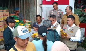 Berburu Beras SPHP Walau Harus Antre Panjang