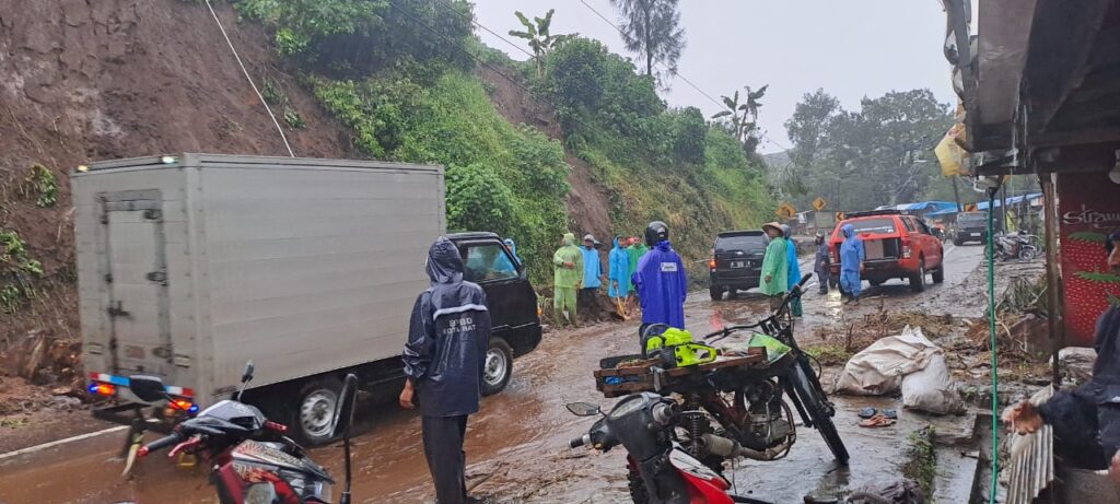 Terjadi Lima Titik Longsor di Kota Batu Akibat Dilanda Hujan Dua Hari Berturut-turut