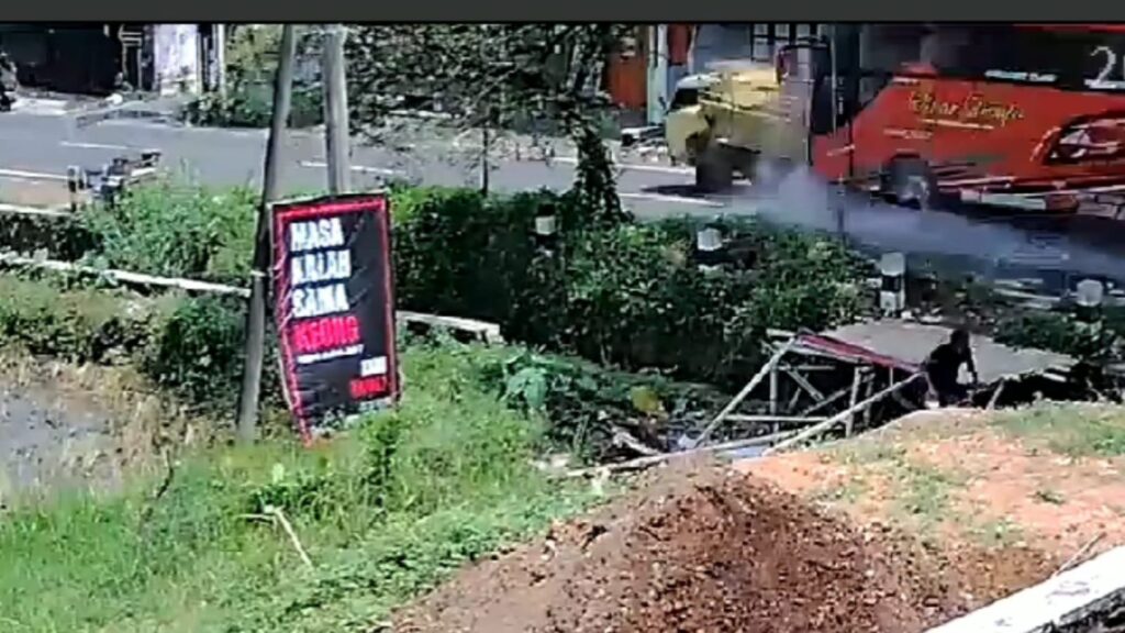 Video Detik-detik Kecelakaan Bus yang Seruduk Truk Galon di Klampok Singosari Beredar
