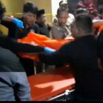 Evakuasi jenazah korban perampokan disertai pembunuhan di Mangliawan, Pakis, Kabupaten Malang. (Istimewa)