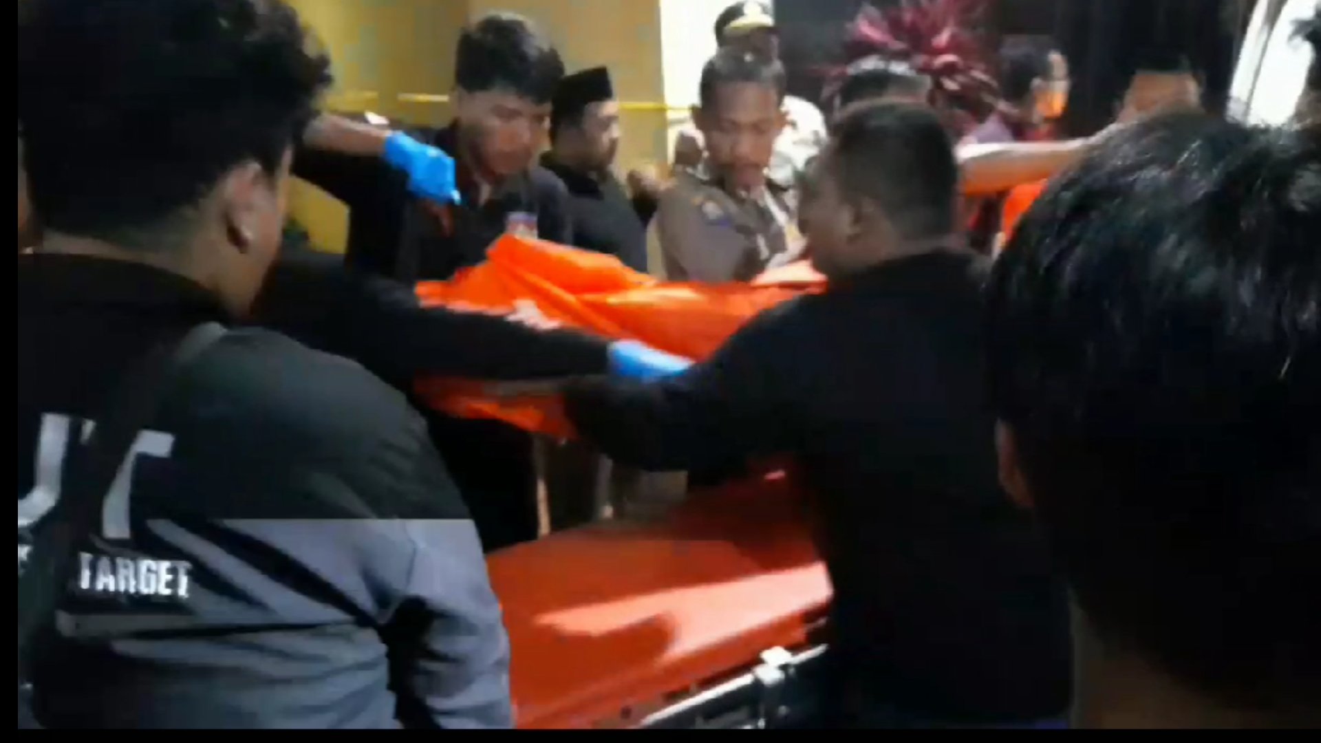Evakuasi jenazah korban perampokan disertai pembunuhan di Mangliawan, Pakis, Kabupaten Malang. (Istimewa)