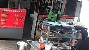 Pria Berpakaian Ojol Curi Tas Pemilik Warung di Kota Malang Terekam CCTV