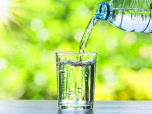 Benarkah Minum Air Putih Sebelum Makan Bisa Bantu Turunkan Berat Badan?