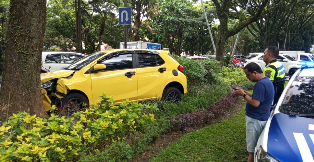 Mobil Ayla Terabas Taman di Depan TMP Kota Malang Gegara Sopir Belum Mahir