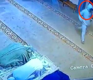 Dua Tas Milik Jamaah Wanita Raib saat Salat Subuh