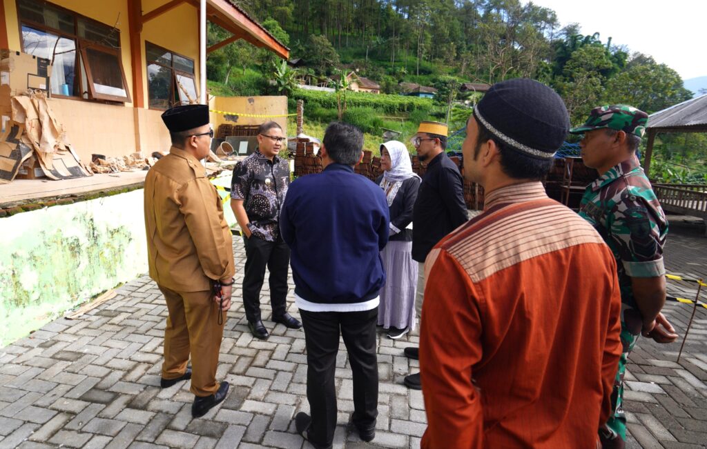 Pemkot Batu Bakal Relokasi Bangunan Dampak dari Fenomena Tanah Bergerak