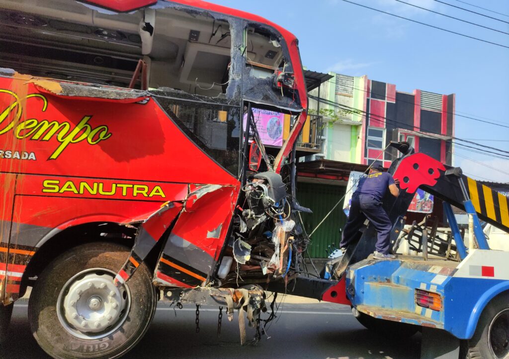 Bus Pariwisata Diduga Alami Rem Blong di Malang, Sebabkan 3 Rumah Rusak, 5 Korban Luka-Luka dan 1 Tewas