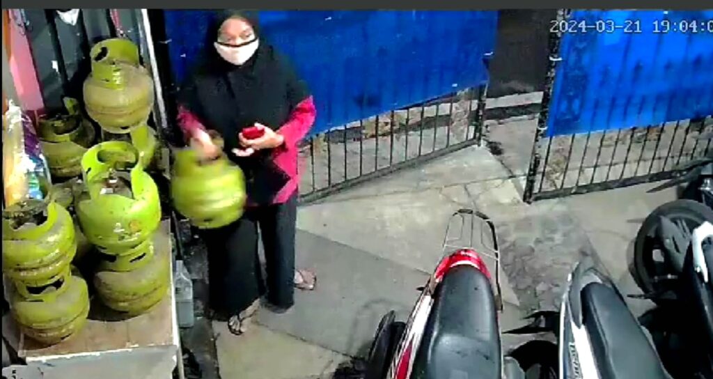 Aksi Emak-Emak Berkerudung Hitam Curi Tabung Gas Terekam CCTV