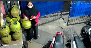 Aksi Emak-Emak Berkerudung Hitam Curi Tabung Gas Terekam CCTV