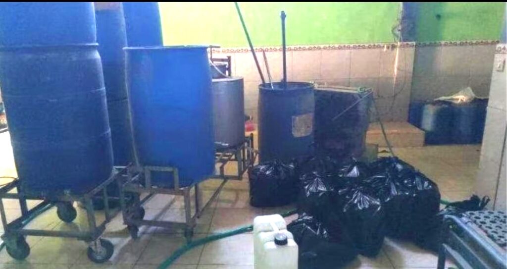 Nekad Produksi Miras Oplosan, Ratusan Botol Arak Siap Edar Diamankan Polisi