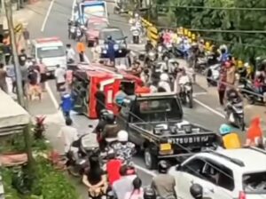 Isuzu Elf Berpenumpang 12 Orang Terguling di Ngantang Malang, 4 Orang Terluka