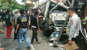 Gara-Gara Sopir Sakit Kepala, Truk Molen Seruduk Tiang, Sepeda Motor hingga Warung Pecel