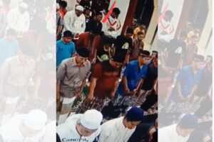 Video Seorang Jamaah Salat Tiba-tiba Terjatuh Seperti Usai Melihat Sesuatu Viral di X