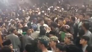 Aksi Saling Lempar Petasan hingga Ricuh saat Acara Malam Lailatul Qadar di Alun-alun Kota Malang Viral