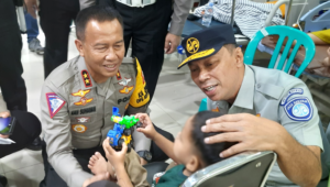 Anak Korban Kecelakaan di Tol Batang Semarang mendapat Trauma Healing dari Kakorlantas