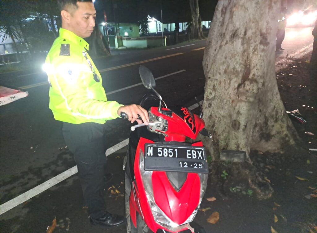 Akibat Mengantuk, Seorang Pria Menabrak Pohon Hingga Alami Luka Parah di Wajah