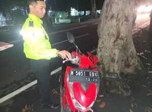 Akibat Mengantuk, Seorang Pria Menabrak Pohon Hingga Alami Luka Parah di Wajah