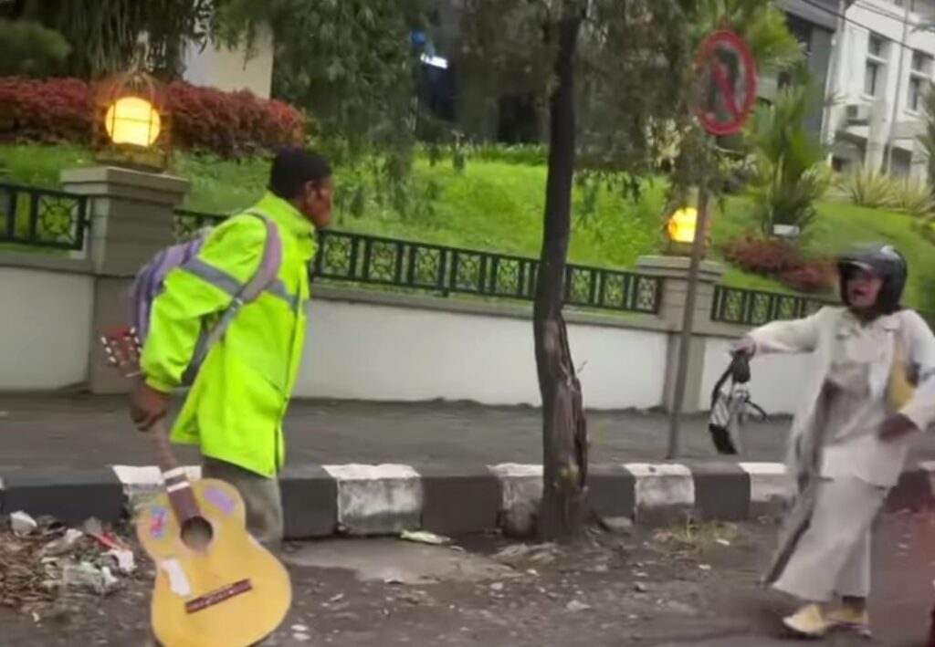 Pemotor Wanita Tiba-Tiba Dipukul Gitar Seorang Kakek di Malang Viral
