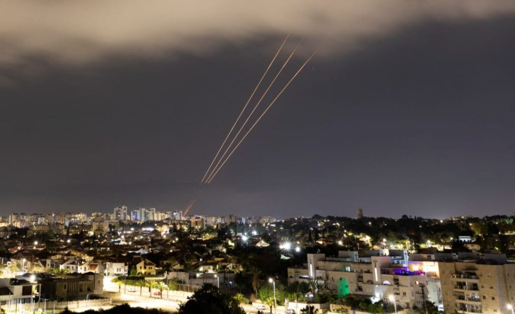 Balas Dendam, Iran Lancarkan Ratusan Drone dan Rudal ke Israel