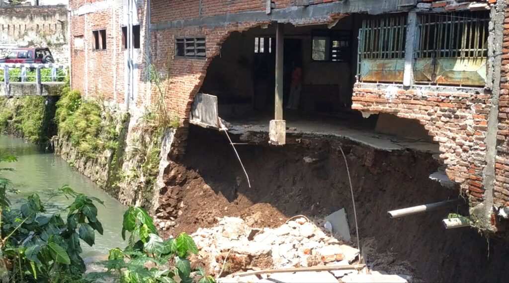 Hujan Lebat Landa Kota Malang, Dua Rumah Warga Alami Longsor