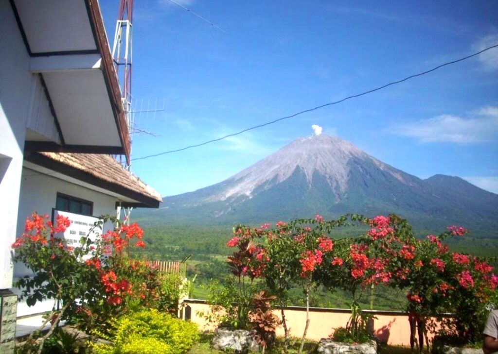 Gunung Semeru Terpantau Erupsi Selama 118 Detik