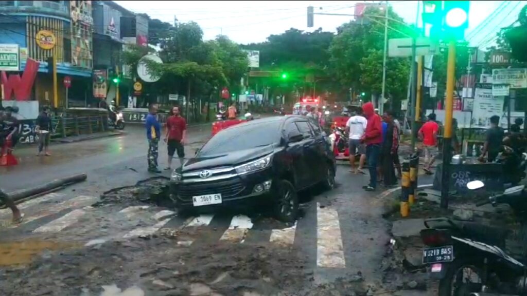 Pipa PDAM Kota Malang Jebol, Air Meluber ke Jalan, Satu Mobil Terperosok