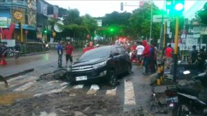 Pipa PDAM Kota Malang Jebol, Air Meluber ke Jalan, Satu Mobil Terperosok