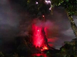 Media Asing Soroti Letusan Petir Saat Gunung Ruang Erupsi