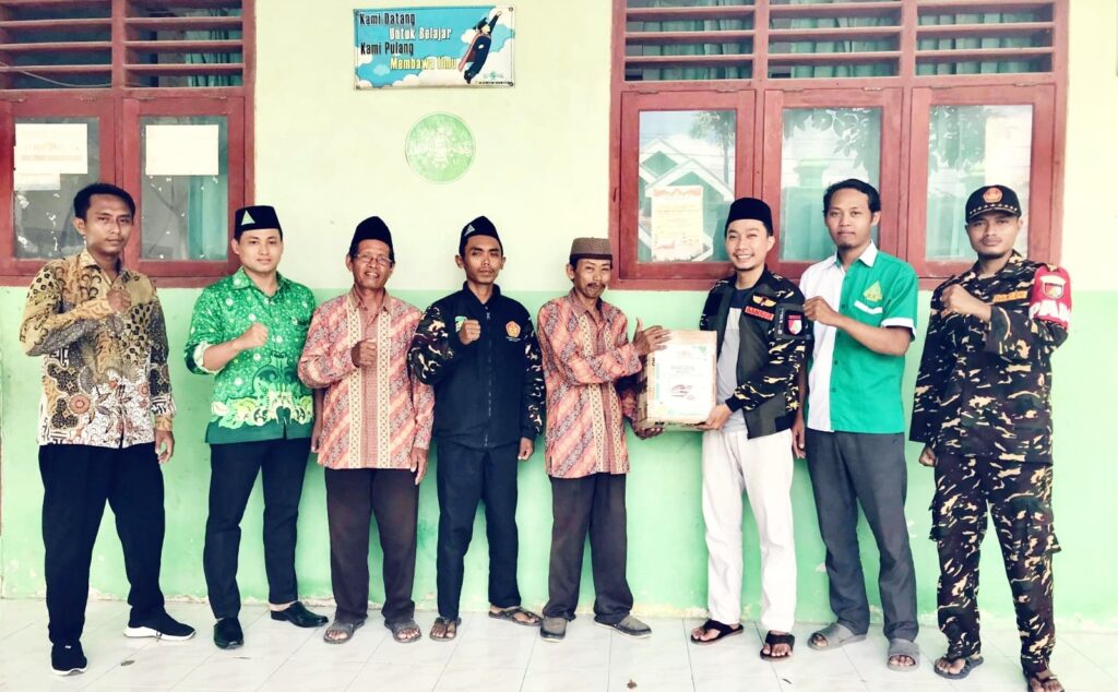 Peduli Pendidikan, GP Ansor Lawangagung Berikan Bantuan Paket Buku Kurikulum Merdeka di Kegiatan Baksos