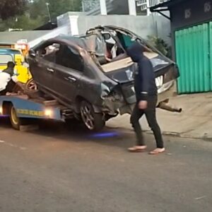 Honda Civic Oleng Tabrak Rumah di Kota Batu Hingga Ringsek, Pengemudi Tewas