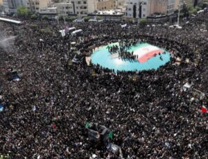 Kerumunan Rakyat Iran Hadiri Prosesi Pemakaman Presiden Raisi