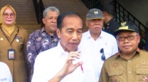 Presiden Jokowi Sampaikan Harga Bapok Stabil saat Meninjau Pasar Seketeng