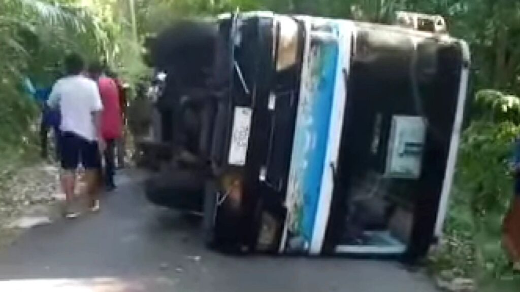 Gagal Menanjak saat Lintasi Jalur Pantai Balekambang Malang, Bus Pariwisata dengan 25 Penumpang Terguling