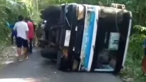 Gagal Menanjak saat Lintasi Jalur Pantai Balekambang Malang, Bus Pariwisata dengan 25 Penumpang Terguling