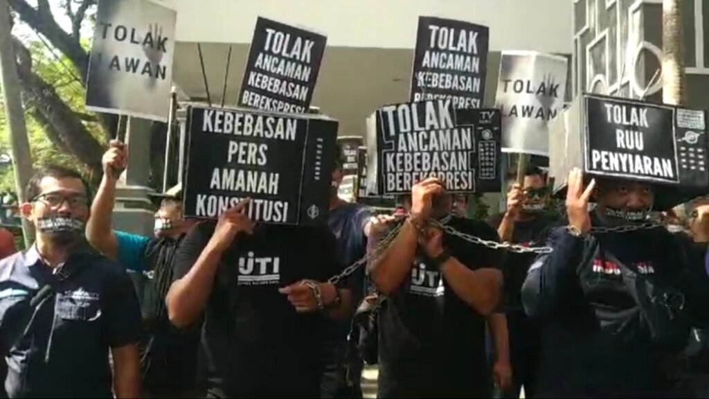 Tolak Revisi UU Penyiaran, Wartawan se-Malang Raya Demo di Depan Kantor DPRD