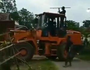 Tak Kebagian Warisan, Sebuah Bangunan Rumah Sang Ibu Diratakan Anak Kandung dengan Bulldozer