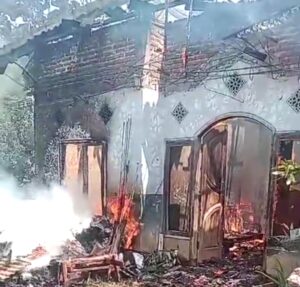 Konsleting Listrik, Rumah Kontrakan di Malang Ludes Dilalap Si Jago Merah